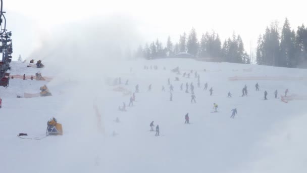 Σκιέρ βόλτα στις σκι πλαγιές και κανόνια χιονιού. — Αρχείο Βίντεο