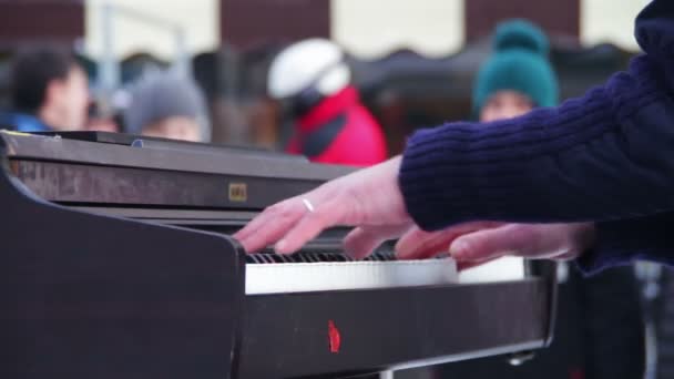 Pianista v masce hraje na klavír na ulici v zimě. — Stock video