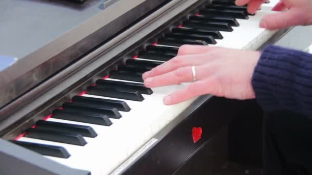 마스크에 피아니스트 겨울에 거리에서 피아노를 재생. — 비디오