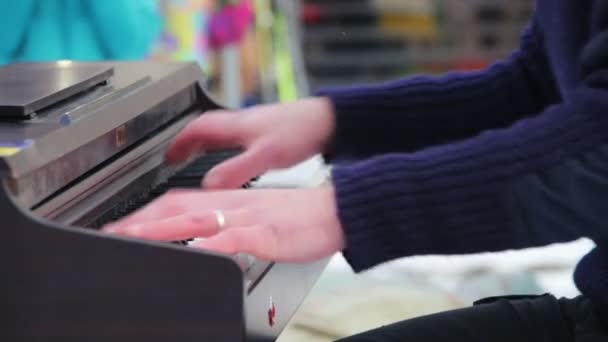 Pianista na máscara toca piano na rua no inverno . — Vídeo de Stock