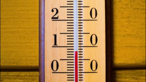 Die Temperatur steigt auf dem Thermometer. Zeitraffer — Stockvideo