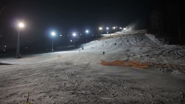 Jazdy narciarzy na stoki narciarskie i armatki śnieżne. — Wideo stockowe