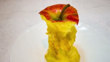 Apple core hızlı çürüyor. Timelapse