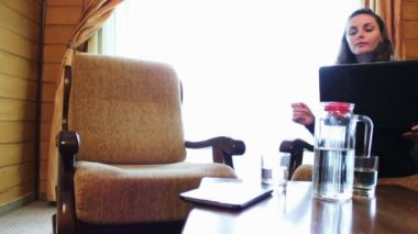 Bir koltuk tablete kadınla.