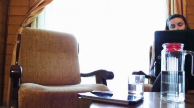 Bir koltuk tablete kadınla.