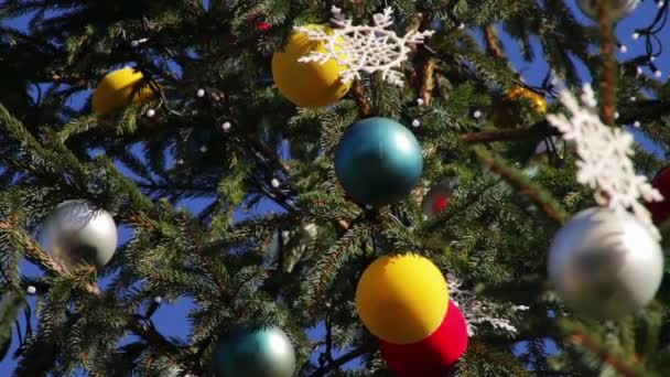 Geschmückter Weihnachtsbaum auf Hintergrund blauer Himmel. — Stockvideo