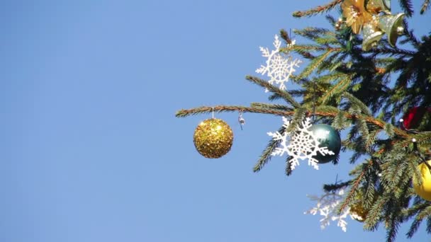 Árbol de Navidad decorado sobre fondo cielo azul . — Vídeos de Stock