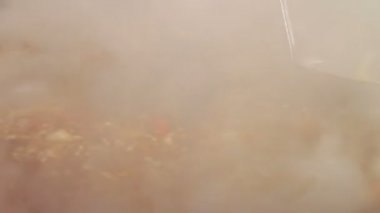 Özbek mutfağı, şef bir yemek sıvı hazırlar.