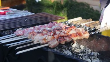 Barbekü ızgara ızgara üzerinde hazırlanır.