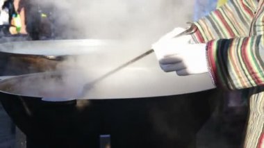 Özbek mutfağı, şef sıcak bir yemek hazırlar.
