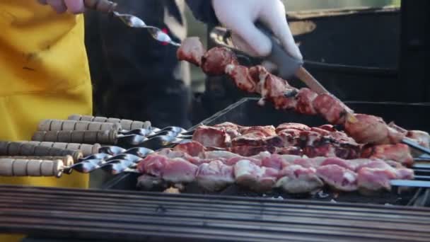 Shish kebab készül a grill rostély. — Stock videók