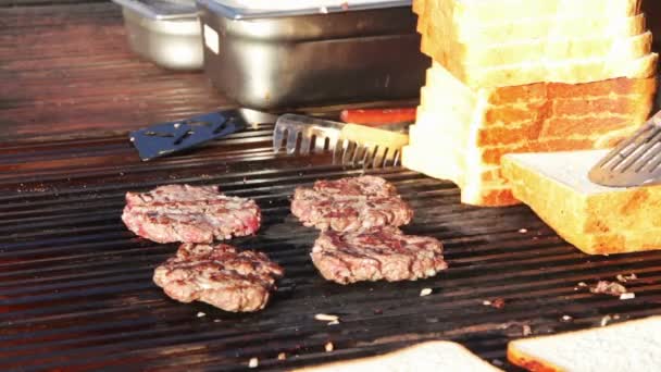 Μπριζόλα κρέας που παρασκευάζεται στη σχάρα. — Αρχείο Βίντεο