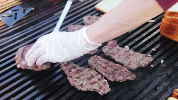 Masový steak připravený na grilu. — Stock video