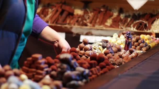 Chocolates de Navidad en el mostrador del mercado de Año Nuevo . — Vídeo de stock