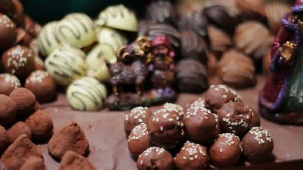 Chocolates de Natal no balcão do mercado de Ano Novo . — Vídeo de Stock