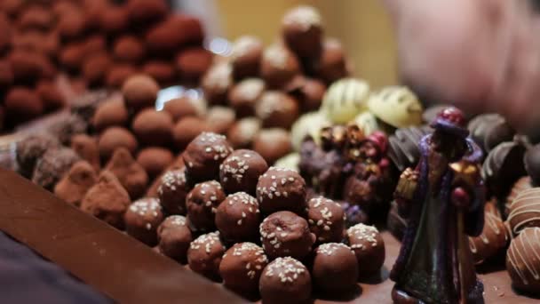 Christmas chocolates on the counter of the New Year market. — Stock Video