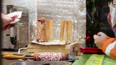 Yeni yıl piyasada tezgahın üstünde Noel Doğu tatlılar.