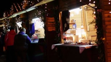Yeni yıl piyasada tezgahın üstünde Noel çikolata.