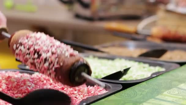 Bonbons orientaux de Noël sur le comptoir du marché du Nouvel An . — Video