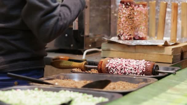 Dulces orientales de Navidad en el mostrador del mercado de Año Nuevo . — Vídeo de stock