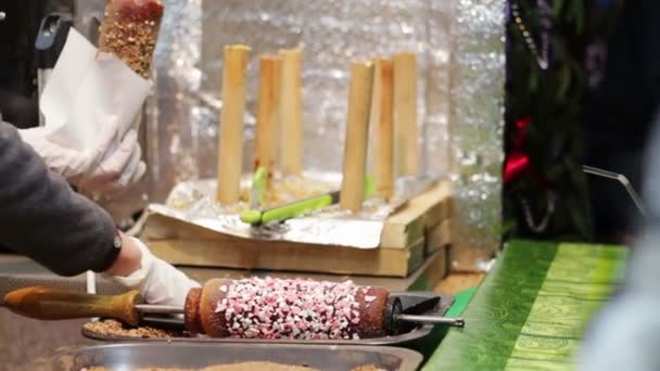 Vánoční východní sladkosti na pult na trhu nový rok. — Stock video