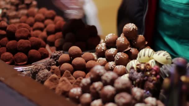 Kerstmis chocolade op de teller van het Nieuwjaar markt. — Stockvideo