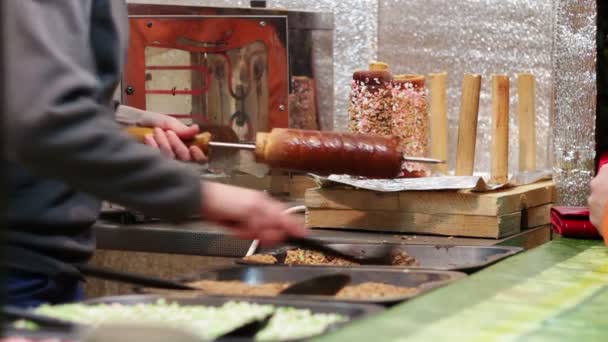 Dulces orientales de Navidad en el mostrador del mercado de Año Nuevo . — Vídeos de Stock