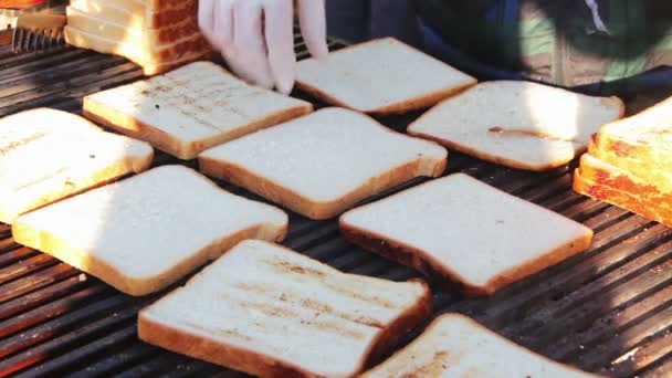 Brot für Toast auf dem Grill zubereitet. — Stockvideo