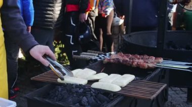 Ekmek tost ve ızgara hazırlanan kebap.