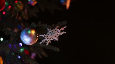 Işıklar, geceleri oyuncaklarla süslenmiş Noel ağacı.