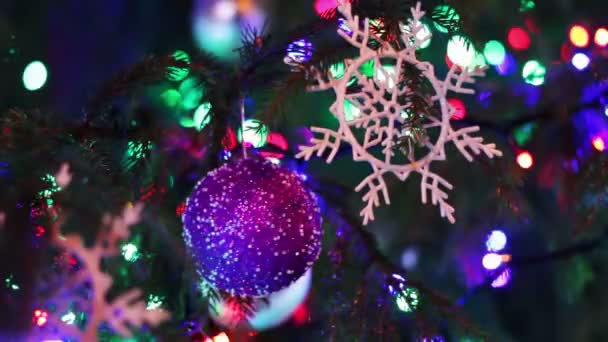 Árbol de Navidad decorado con luces, juguetes por la noche . — Vídeos de Stock