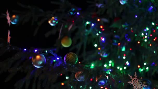 Χριστουγεννιάτικο δέντρο διακοσμημένο με φώτα, παιχνίδια τη νύχτα. — Αρχείο Βίντεο