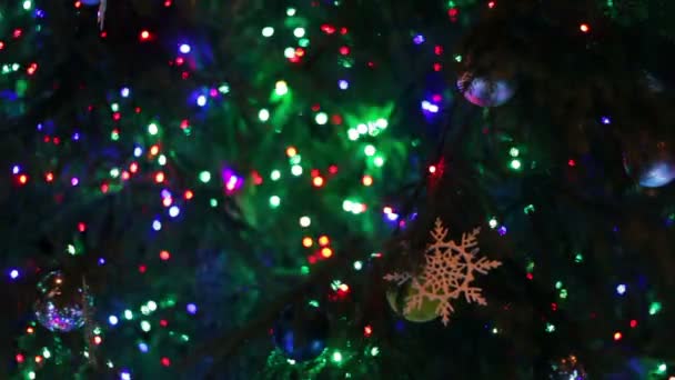 Kerstboom versierd met lichten, speelgoed 's nachts. — Stockvideo