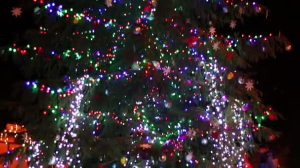 Kerstboom versierd met lichten, speelgoed 's nachts. — Stockvideo