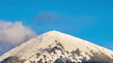 Bulutlar Dağların üzerinden hareket.