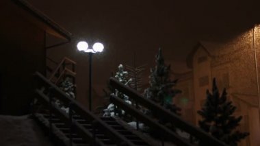 Bir elektrik direği arka plan üzerinde gece kar yağışı.