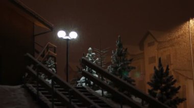 Bir elektrik direği arka plan üzerinde gece kar yağışı.