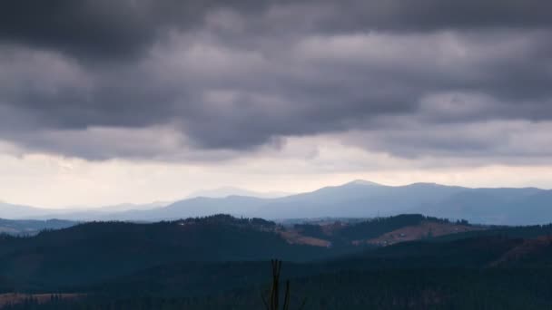 Awan bergerak di atas pegunungan . — Stok Video
