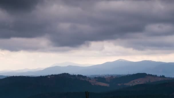 Wolken die bewegen over de bergen. — Stockvideo