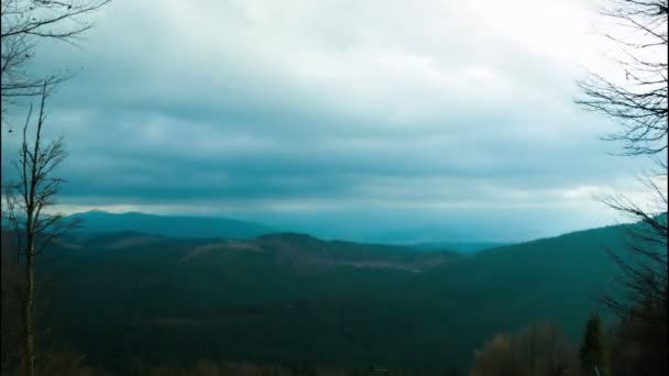 Nubes moviéndose sobre las montañas . — Vídeos de Stock