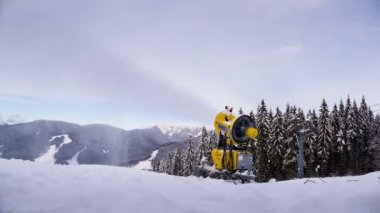 Makineli tüfek bir kayak pisti üzerinde kar. Timelapse
