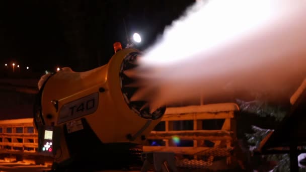 Los cañones de nieve trabajan de noche. . — Vídeos de Stock