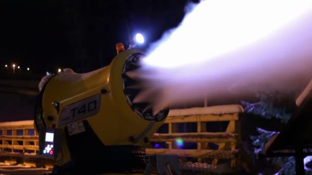 Les canons à neige travaillent la nuit . — Video