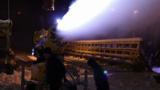 Les canons à neige travaillent la nuit . — Video