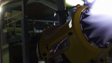 Kar topları geceleri çalışıyoruz.