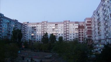 zaman atlamalı geceleri pencere aydınlatma değişen multistorey Binası.
