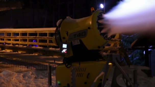 Снігові гармати працюють вночі . — стокове відео