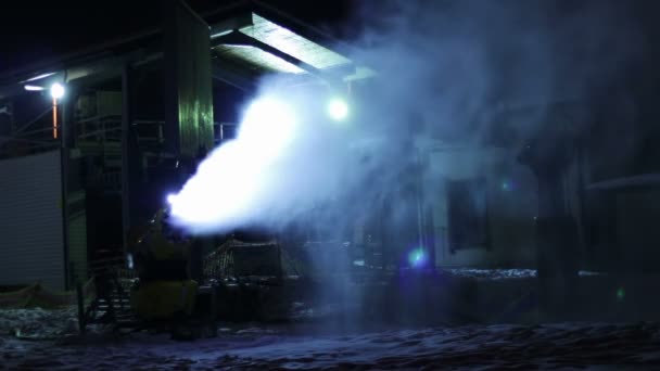 Sneeuwkanonnen werken 's nachts. — Stockvideo