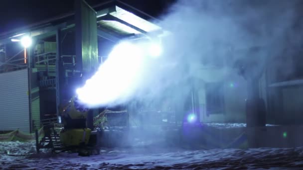 Os canhões de neve trabalham à noite. . — Vídeo de Stock