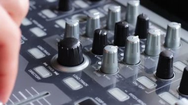 Dj ses konsol karıştırma ile çalışma.
